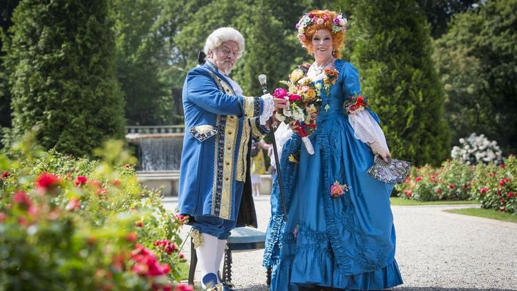 Besucher können eine Rosenoper - gesungen von Maja van ’t Oever (Sopran) und Jan Alofs (Bass) - genießen. Bild: Schlossgärten Arcen.
