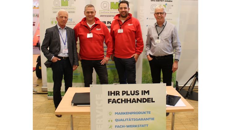 Josef Soutschka und Hans-Werner Minnet, Berater für den QMF e.V., sowie Dirk Hannappel und Dominik Seiler von Milwaukee freuen sich auf die künftige Zusammenarbeit. Bild: Milwaukee.