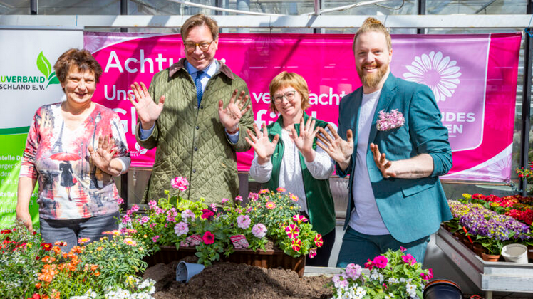 Traditionelles Balkonkastenpflanzen in Sachen v.l.n.r., Ute Franke, Georg-Ludwig von Breitebuch, Antje May, Hannes Schrader. Bild: Marko Förster.