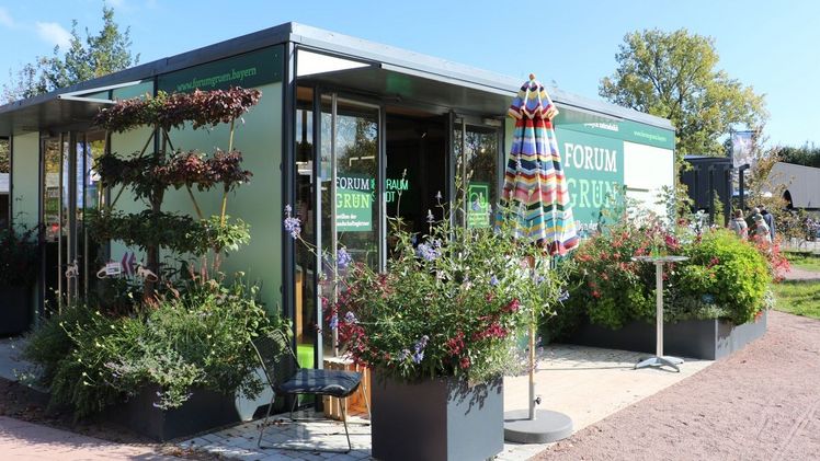 Das Forum.Grün – Pavillon der Landschaftsgärtner des VGL Bayern diente auf der Landesgartenschau in Furth im Wald als zentrale Anlaufstelle für Information, Beratung und Austausch rund um den Garten- und Landschaftsbau. Bild: Sindi Guri, VGL Bayern.