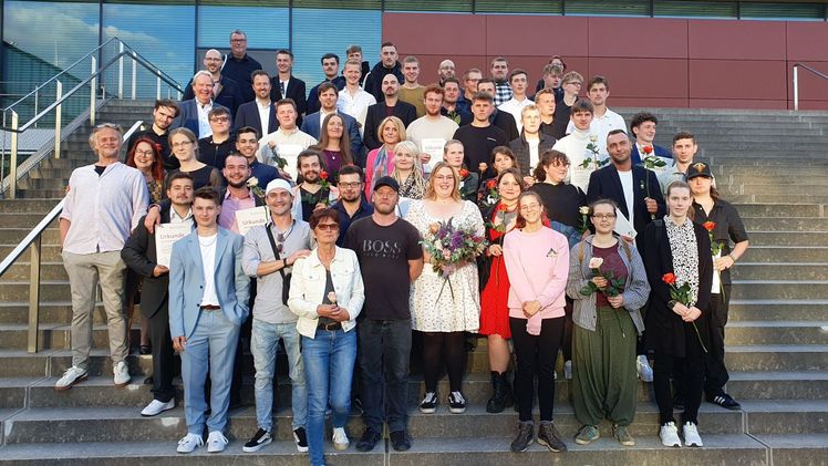 Die freigesprochenen Gärtnerinnen und Gärtner des Herwig-Blankertz-Berufskollegs mit Vertreter*innen der grünen Verbände sowie des Berufskollegs. Bild: VGL NRW.