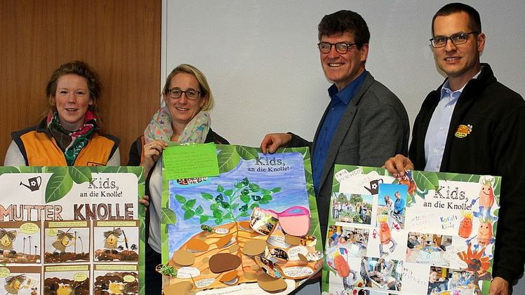 Roland Horne, Petra Spilker, Anna Krall und Hartmut Magin hatten die schwierige Aufgabe, die drei Hauptgewinner auszuwählen. Bild: "Pfälzer Grumbeere".