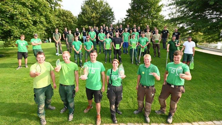 Auszubildende Landschaftsgärtner*innen treten im Berufswettbewerb gegeneinander an. Bild:  VGL.