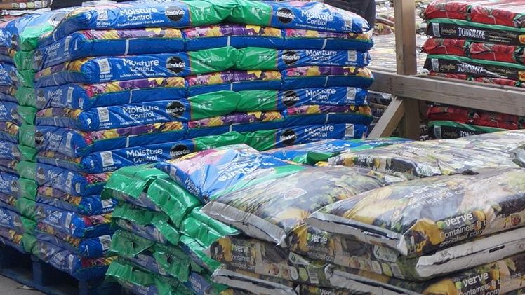 Der Leitfaden fokussiert sich besonders auf torfreduzierte und torffreie Erden, bei denen anstelle des Torfes alternative organische Rohstoffe wie Holzfasern, Grüngutkompost, Rindenhumus oder Kokosprodukte zum Einsatz kommen. Bild: GABOT.