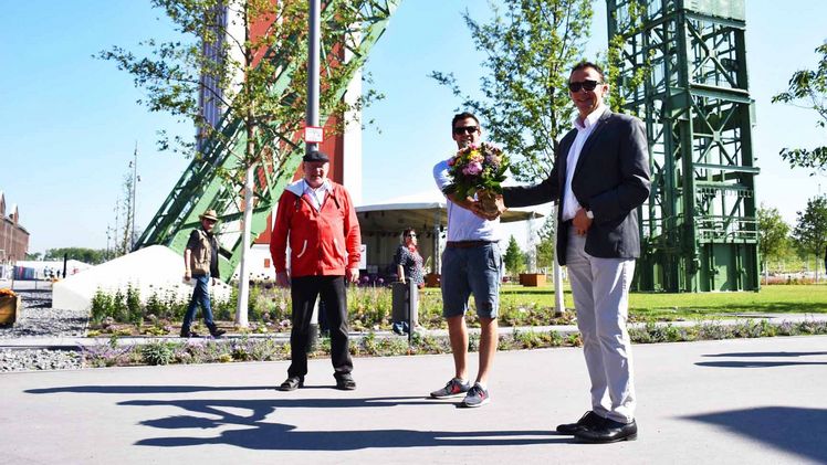 Gartenschaugeschäftsführer Heinrich Sperling steht mit Max Brandt, 100.000. Besucher und Bürgermeister Prof. Dr. Christoph Landscheidt am Haupteingang des Zechenparks. Bild: Nina Meise, Landesgartenschau Kamp-Lintfort 2020 GmbH.