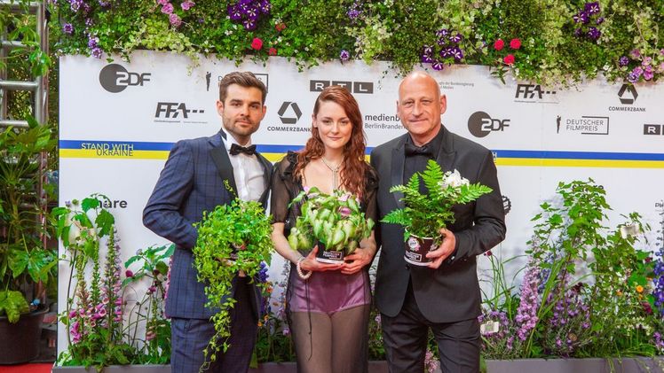 (v.l.): Die Nachhaltigkeitsbotschafter*innen des Deutschen Filmpreises Lucas Reiber und Lea van Acken mit Landgard-Vorstand Dirk Bader. Bild: Landgard.