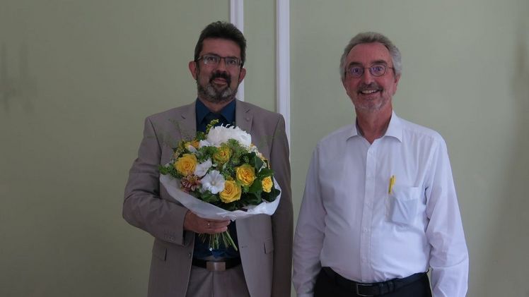 FLL-Präsident Professor Ulrich Kias (rechts) überreicht den diesjährigen Strauß des Präsidenten an Armin Braun (links). Bild: FLL.