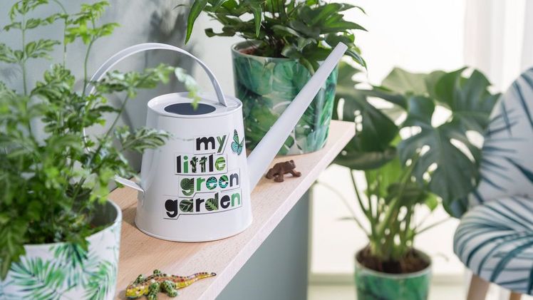 Little Garden - die weiße Gießkanne mit grünem Schriftzug. Bild: Scheurich.