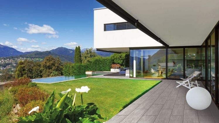 Zeitlos schönes Design: Zum Einsatz kamen hier keramische Terrassenplatten von casafino in Steinoptik, Ausführung „Quarzit Grauweiss“. Bild: © BayWa AG.