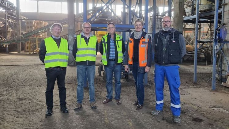 Von links nach rechts: Vertrieb Haubitz:  Joachim Hertz und Olaf Bruchertseifer /  Kleeschulte Erden:  Jens Brune, Vertriebsleiter, Mariel Kleeschulte-Vrochte, Geschäftsführerin, Christian Faulstich, Produktion. Bild: Haubitz.