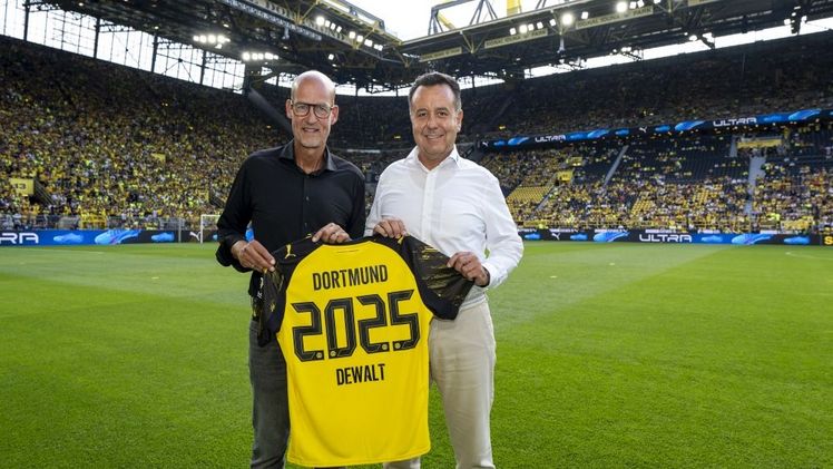 Carsten Cramer (links) und Jürgen Titz (rechts) im SIGNAL IDUNA PARK Dortmund. Bild: © DEWALT.