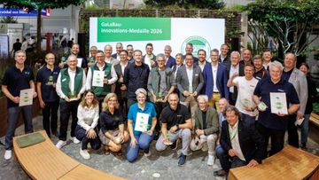 BGL-Vizepräsident Armin Knauer und Jury-Vorsitzender Jürgen Hoppe mit den Gewinnerinnen und Gewinnern der GaLaBau-Innovations-Medaille 2026. Foto: BGL/Karmann.
