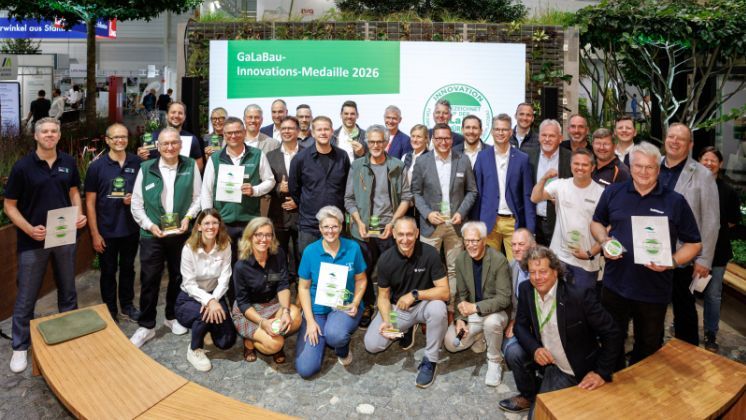BGL-Vizepräsident Armin Knauer und Jury-Vorsitzender Jürgen Hoppe mit den Gewinnerinnen und Gewinnern der GaLaBau-Innovations-Medaille 2026. Foto: BGL/Karmann.