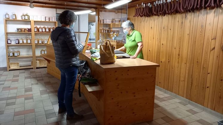 Es findet wieder mehr Kundschaft den Weg in den Burehofmärit von Christine Burren und ihrem Mann. Das Hofladen-Team hat wieder alle Hand voll zu tun. Bildquelle: burehofmaerit.ch.