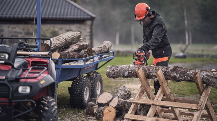 Nicht nur am „Freitag der 13.“ geht Sicherheit bei der Arbeit mit der Kettensäge vor. Husqvarna Kettensägen zeichnen sich durch modernste Sicherheitsfeatures aus, egal ob beim Brennholzmachen oder der Baumfällung. (Husqvarna)