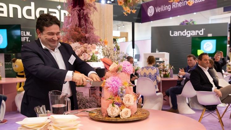 Landgard-CEO Oliver Mans schneidet die Jubiläums-Torte für "1000 gute Gründe" im Rahmen einer Feierstunde auf dem Landgard-Messestand bei der IPM ESSEN 2025 an. Bild: © Landgard.