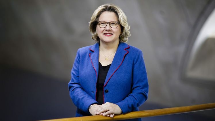 Porträtfotos von Svenja Schulze Bundesumweltministerin Svenja Schulze im Berliner Dienstsitz. Bild: BMU/photothek/Thomas Trutschel.
