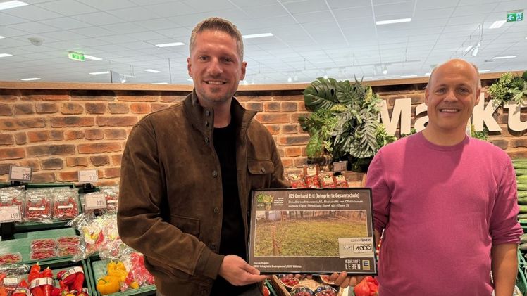 Die Patenschaft für das nun ausgezeichnete Naturschutzprojekt übernimmt EDEKA Vuthaj in Wöllstein. Kaufmann Mergim Vuthaj (l.) übergab den symbolischen Spendenscheck an Projektleiter und Lehrer Tobias Ebenau. Bild: EDEKA Vuthaj. Die Patenschaft für das nun ausgezeichnete Naturschutzprojekt übernimmt EDEKA Vuthaj in Wöllstein. Kaufmann Mergim Vuthaj (l.) übergab den symbolischen Spendenscheck an Projektleiter und Lehrer Tobias Ebenau. Bild: EDEKA Vuthaj.