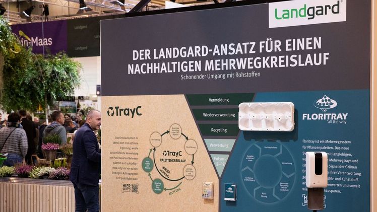 Landgard informierte auch auf der IPM über den Landgard-Ansatz für einen nachhaltigen Mehrwegkreislauf. Bei dem weißen Tray handelt es sich um ein Muster des neuen Floritrays 773 aus dem 3D-Drucker.  Bild: Landgard.