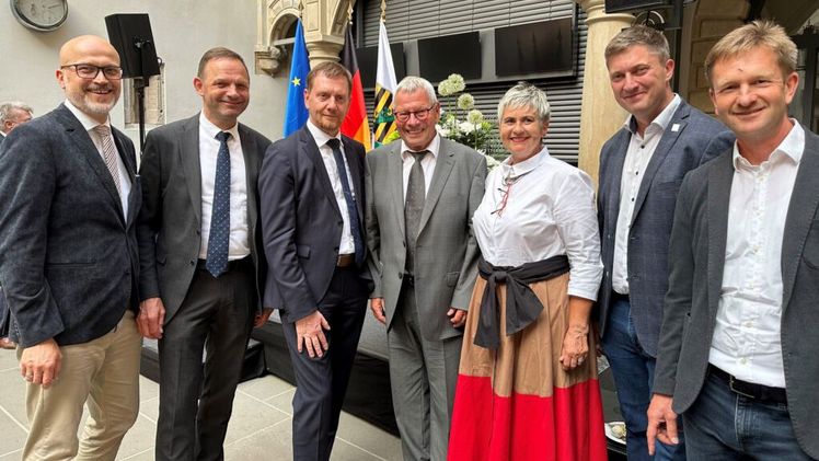 v.l.n.r.: Tobias Muschalek (Geschäftsführer Gartenbauverband Mitteldeutschland), Frank Lehmann (Vorstand Gartenbauverband Mitteldeutschland), Michael Kretschmer (Ministerpräsident Freistaat Sachsen), Jochen Heinz mit Frau Annegret Petasch, Axel Keul (Geschäftsführer Verband Garten-, Landschafts- und Sportplatzbau Sachsen) Torsten Göpfert (GLS Vizepräsident Verband Garten-, Landschafts- und Sportplatzbau Sachsen) Bild: GaLaBau Sachsen.