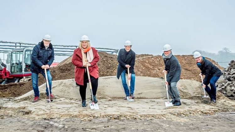 v.l.: Martin Ferner, Architekt, Hüdepohl.Ferner Architektur- und Ingenieur-gesellschaft mbH; Julika Bruning, Projektleiterin, Hochschule Osnabrück; Prof. Dr. Andreas Bertram, Hochschulpräsident; Prof. Dr. Andreas Ulbrich, Professor für Gemüseproduktion und -verarbeitung; Prof. Dr. Bernd Lehmann, Vizepräsident für Forschung, Transfer und Nachwuchsförderung. Bild: HS Osnabrück.