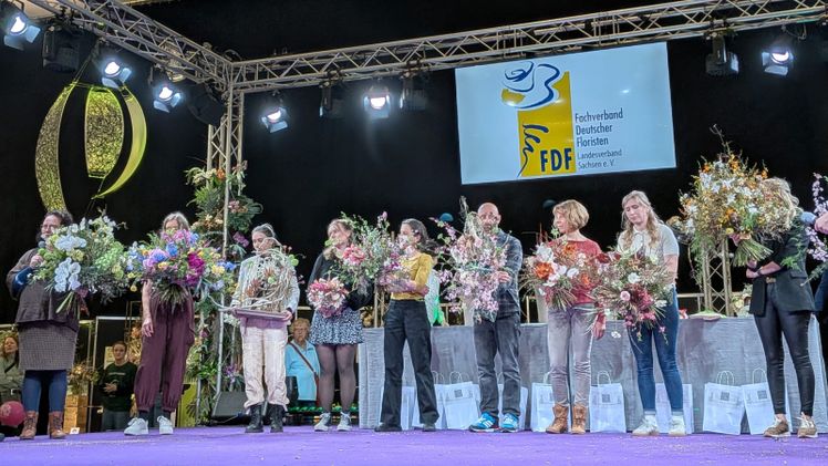Die Siegerehrung Straußwettbewerb vor großem Publikum auf der Messe Dresdner Ostern. Bild: FDF Sachsen.