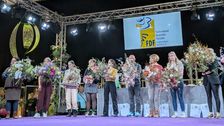 Die Siegerehrung Straußwettbewerb vor großem Publikum auf der Messe Dresdner Ostern. Bild: FDF Sachsen.