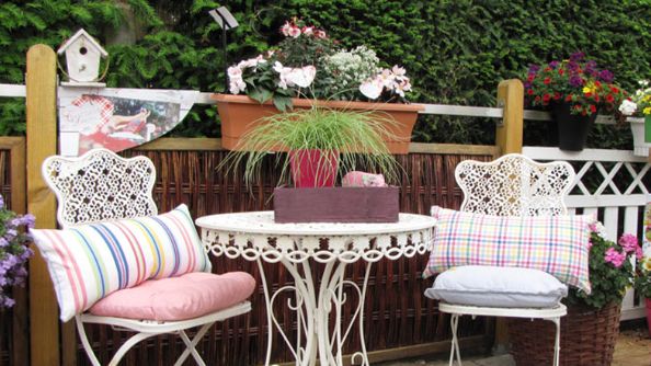 Bei den thematischen Ausstellungen stehen nicht nur die bunt blühenden und duftenden "Balkonaufhübscher" im Mittelpunkt. Gefäße unterschiedlichster Formen und Farben, intelligente Wasserspeicher und Nährstoffversorgung sowie App-Steuerung geben einen Ausblick auf die Trends von morgen. Bild: © LWG Veitshöchheim.