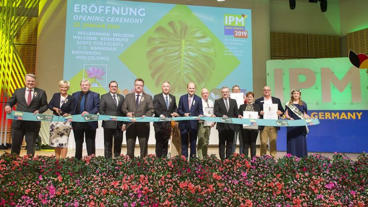 Mit dem symbolischen Zerschneiden des Bandes wurde die IPM ESSEN 2019 eröffnet. Zu den Eröffnungsgästen zählten (V.l.n.re.:) Dr. Heinrich Bottermann, Staatssekretär im Ministerium für Umwelt, Landwirtschaft, Natur- und Verbraucherschutz des Landes NRW; Eva Kähler-Theuerkauf, Präsident des Landesverbandes Gartenbau Nordrhein-Westfalen; Helmuth Prinz, Präsident des Fachverbandes Deutscher Floristen FDF; Thomas Kufen, Oberbürgermeister der Stadt Essen; Hans-Joachim Fuchtel, Parlamentarischer Staatssekretär im Bundesministerium für Ernährung und Landwirtschaft; Oliver P. Kuhrt, Geschäftsführer der Messe Essen; S. E. Baron Willem van de Voorde, Botschafter des Partnerlandes Belgien; sowie Jürgen Mertz, Präsident des Zentralverbandes Gartenbau, und Gewinner des Neuheitenschaufensters. Außerdem im Bild rechts: die Blumenfee 2018/2019 Lea Ehlers. Bild: Messe Essen.