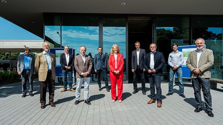 Vor dem entstehenden Forschungsarealrund um das Agro-Technicum auf dem Campus Westerberg kamen die Vertreterinnen und Vertreterder Stiftungen und der Hochschule Osnabrück zusammen. Bild: HS Osnabrück.