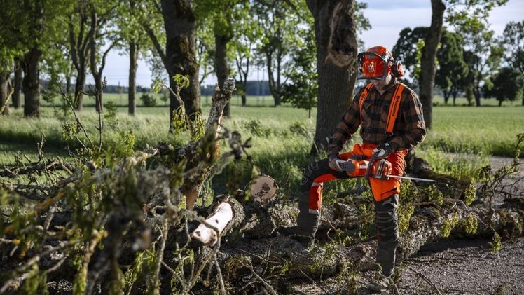 Egal welche Saison, Temperatur oder Wetterbedingung vorherrscht - Dank dem breiten Sortiment an Husqvarna Schutzbekleidung sind Outdoor-Helden jederzeit perfekt und sicher angezogen. Bild: Husqvarna.