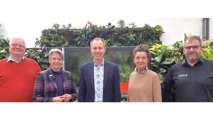 DGHK-Vorstand in neuer Besetzung: (v.l.) Geschäftsführer Stefan Hecktor, Frankfurt; die neue Schatzmeisterin Christina Behrendt, Beckum; Präsident Carsten Stakalies, Neuss; Vizepräsidentin Marlis Gregg, Selm; und der neue Vizepräsident Bernd Beiermeister, Korntal- Münchingen. Nicht zu sehen, aber nicht wegzudenken ist Vizepräsident Dr. Heinz-Dieter Molitor, Geisenheim. Bild: DGHK. 