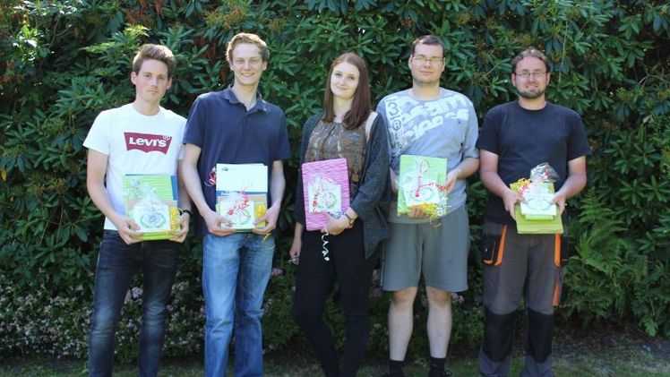 Gratulation an Helmut Bohlen, Marvin Rauer (Kaufmann im Groß-und Außenhandel), Rebecca Schoon (Bachelor of Arts in Business Administration), Marco und Dennis Gitzelmann (Fachkraft für Lagerlogistik). Bild: Nordwest-Blumen.