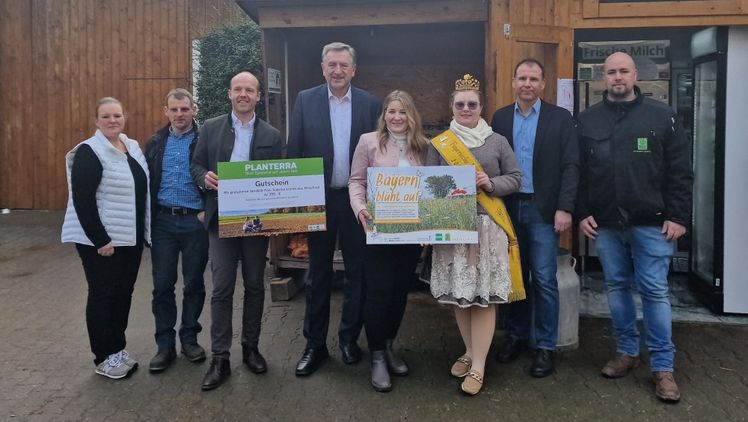 Frau und Herr Werthmann, Michael Huber, BayWa Feldsaaten, Günther Felßner, Präsident des Bayerischen Bauernverbandes, Sabrina Lamm, Imkerin und Siegerin des Wettbewerbs, Bayerische Honigprinzessin Linda Jakob, Stefan Spiegl, Präsident des Landesverbandes Bayerischer Imker (LVBI), Felix Stähr, BSV-Saaten. Bild: @BBV.