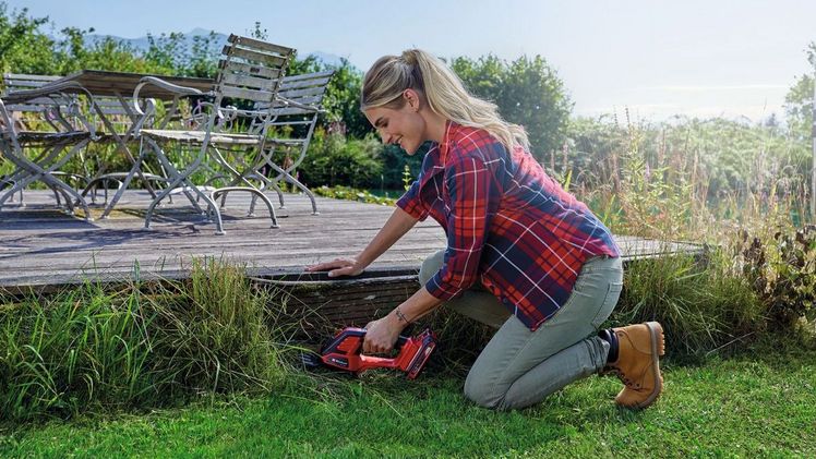Auch hochstehende Halme schneidet die Power X-Change Akku-Gras- und Strauchschere GE-CG 18/100 Li zu. Bild: Einhell.