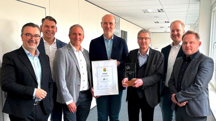 COMPO-CEO Stephan Engster, Michael Düsener (Head of Purchase COMPO), Mario Bildat (Head of Operations / COO for Fertilizers and Plant Protection COMPO), Frank Storck (Head of Supply Chain Management Formi-Chem), Dr. Helmut Landes (Managing Director FormiChem), Marcel Luetke Dartmann (Lead Buyer Co-Packer + Trading Goods COMPO), Thomas Kürzinger (Managing Director FormiChem) (v. l.). Bild: © COMPO GmbH.