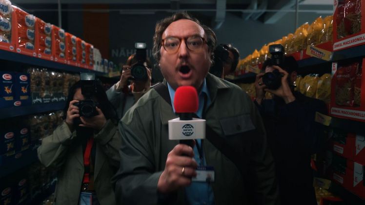 Den Spot gibt es in verschiedenen Versionen. Alle enden mit der Erklärung, die verblüffend und einfach zugleich ist. Bild: Kaufland.