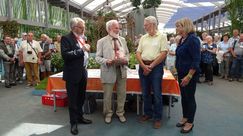 Saak: Karl-Heinz Saak wurde für sein Engagement von Präsident Manfred Kleinau, Deutschen Dahlien, Fuchsien- und Gladiolen-Gesellschaft, geehrt.