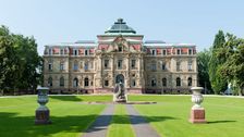 Bundesgerichtshof: Erbgroßherzogliches Palais mit Brunnen. Foto: Joe Miletzki.