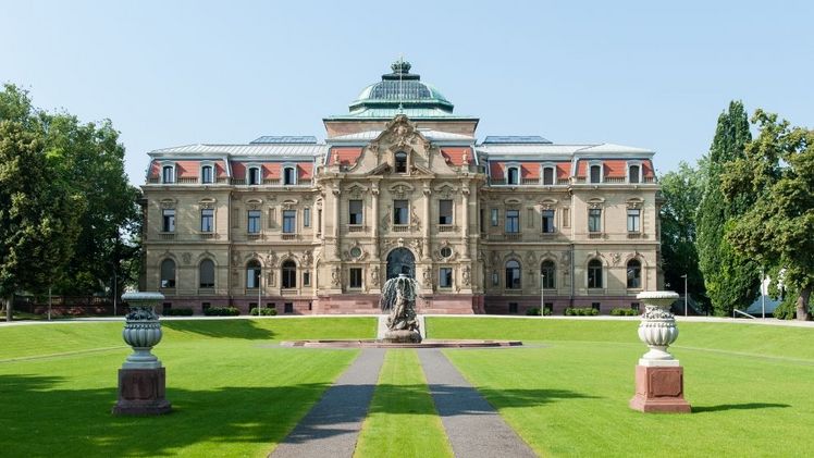 Bundesgerichtshof: Erbgroßherzogliches Palais mit Brunnen. Foto: Joe Miletzki.