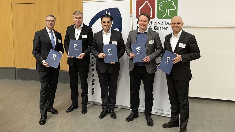 Im Rahmen der Frühjahrstagung des Herstellerverband Haus & Garten e.V. wurde der Kooperationsvertrag mit der Hochschule Worms geschlossen. Bild: Dorothea Hoppe-Dörwald.