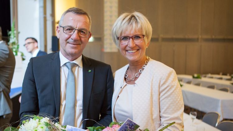 Schon mehrmals konnte ZVG-Präsident Mertz Eva Kähler-Theuerkauf gratulieren, hier zur Wahl als Präsidentin des neu gegründeten Landesverbandes Gartenbau Nordrhein-Westfalen 2016. Foto: Landesverband Gartenbau Nordrhein-Westfalen.