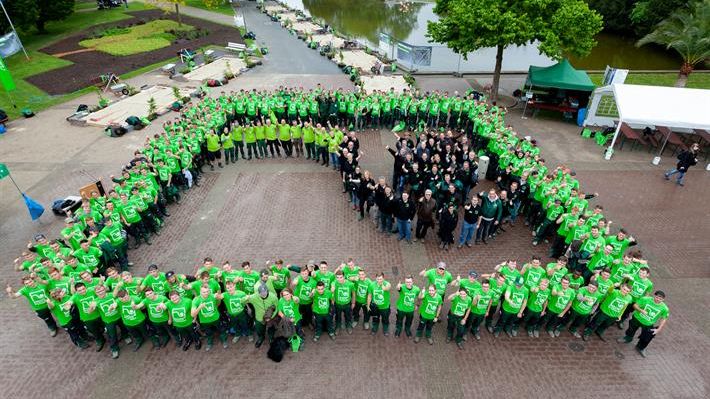 Die Teilnehmenden des diesjährigen Cups zusammen mit der Jury, Vertretern des Präsidiums des VGL NRW sowie dem Organisationsteam. Bild: GaLaBau-NRW.