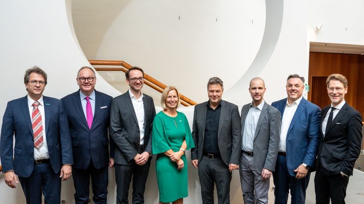Dr. Utz-Uwe Haus (Leiter HPC/AI EMEA Research Lab), Harald Christ (Chairman Christ&Company), Thomas Saueressig (CPO SAP), Dr. Tanja Rückert (CDO Bosch), Dr. Robert Habeck (Bundesminister für Wirtschaft und Klimaschutz), Jonas Andrulis (Founder and CEO Aleph Alpha), Rolf Schumann (Co-CEO Schwarz Digits), Dr. Florian Stegmann (Leiter Staatskanzlei im Staatsministerium Baden-Württemberg). Bild: Schwarz Gruppe.