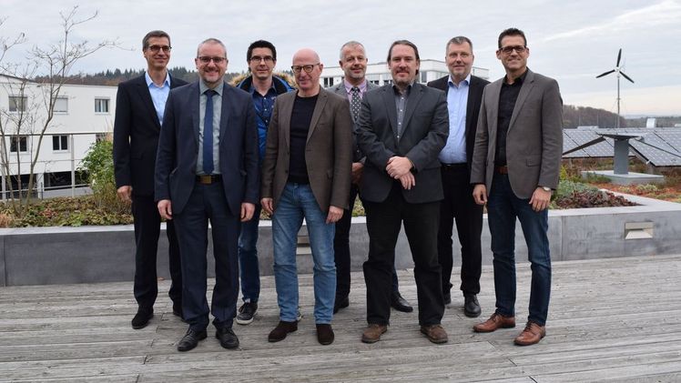  Die Projektgruppe in einer Sitzungspause (v.l.n.r.): Holger Krüger (Bauder), Timm Ahlf (DUD), Dietmar Leupold (Icopal), Josef Löcherbach (alwitra), Mario Heinl (Kemper),  Eric Johnson (Sika), Projektgruppenleiter Dieter Schenk (Zinco), Dr. Gunter Mann (BuGG). Bild: BuGG.