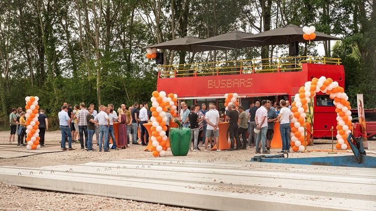 Feier für das neue Gebäude. Bild: Growers United. 