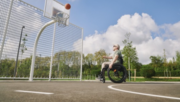 Auf der Landesgartenschau Neuss können Menschen im Rollstuhl unter anderem Basketball spielen. Bild: Landesgartenschau Neuss 2026 GmbH & Marko Seifert.