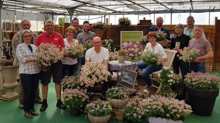 (v.l. n.r.) Kirsten Karderhandt und Volker Steffens, Blumen Steffens Schortens; Uwe Albertzard, Vorwerk Pflanzenhandel Rastede; Beate ter Hell, Lehr-, und Versuchsanstalt Gartenbau Ahlem (LWk Niedersachsen); Wilfried Klefer, Tjark Klefer, Blumen Diers Wiefelstede; Dieter Otten und Karin Otten, Gärtnerei Otten Cleverns; Dirk Klefer, Blumen Klefer Augustfehn; Stefan Tinneberg, Blumen Tinneberg Oldenburg; Ralf Wilken, Blumen Lüschen Oldenburg; Rüdiger Wolf, Blumenhof Wolf Westerstede. Bild: WVG Nord.