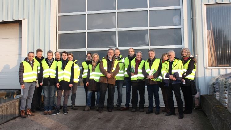 Die Seminarteilnehmer informieren sich im Industrie-Erdenwerk Archut über die moderne Substratproduktion und Qualitätsüberwachung. Bild: GGS