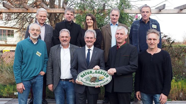 DI Thomas Lohrer, Prof. Dr. Thomas Speck, Landesrat Karl Wilfing, Direktor Franz Fuger, DI Andreas Steinert, Grünraumservice von "Natur im Garten (vorne v.l.), Langenlois-Bürgermeister Hubert Meisl, Gärtnermeister Stefan Brunner, "Natur im Garten" Organisatorin Fiona Kiss, DI Michael Barth, DI Heinz  Wiesbauer (hinten von links). Bild: Natur im Garten.